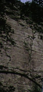 La zona centrale della parte
sinistra della parete con il
canale-colatoio verticale
(16157 bytes)