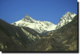 Il Mont Avic (3006 m),
visto dal fondo della valle
del torrente Chalamy
(da Champdepraz, sul
lato est del Parco)
(35704 bytes)
