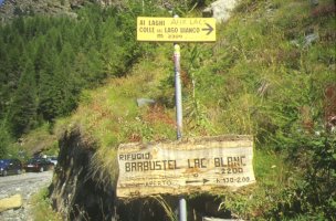 La segnaletica all’inizio del sentiero
n 5 che conduce al Col du Lac Blanc
(22193 bytes)