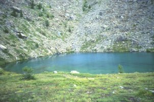 Il lago Muffé lungo il sentiero
per il Col du Lac Blanc
(20709 bytes)