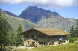 Il rifugio Barbustel nei pressi del Lac
Blanc; sullo sfondo il Mont Revi
(16226 bytes)