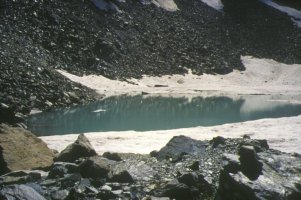 Laghetto ghiacciato ai piedi
della parete nord del Mont Glacier
(19401 bytes)