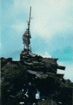 La vetta del Mont Avic e la
statua della Madonna
(9643 bytes)