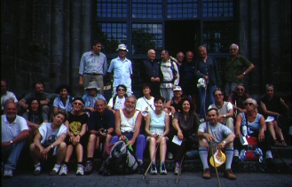 Il gruppo davanti alla Basilica
di San Flaviano a Montefiascone
(38975 bytes)