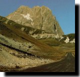 Versante Sud del Corno Grande
e Paretone da Campo Imperatore;
a destra sulla cresta: il Vado di Corno
(53802 bytes)