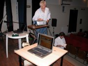 Rino prepara il PC nella
Sala Conferenze (teatro)
a Castelnuovo d’Elsa
(7592 bytes)