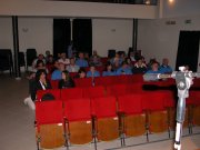 Alcuni spettatori nel Teatro
di Castelnuovo d’Elsa
(6673 bytes)