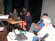 Il tavolo dei presentatori nel Teatro
di Castelnuovo d’Elsa, mentre
parla M.Tedeschi dell’ACIVF e
Rino (G.M.) in primo piano
(8017 bytes)