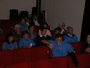 Alcuni spettatori nel Teatro
di Castelnuovo d’Elsa
(4700 bytes)