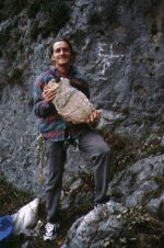 Lorenzo alla base della Via
E.L.2001, con la pietra caduta
durante l’apertura del 3° tiro
(12643 bytes)