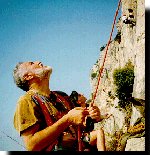 Enea fa sicura e segue l’arrampicata
di un allievo a Sperlonga   
(25932 bytes)