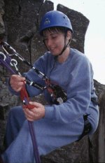 Alessia in addestramento
alla cava di Ciampino, prova
una calata in corda doppia
(9607 bytes)