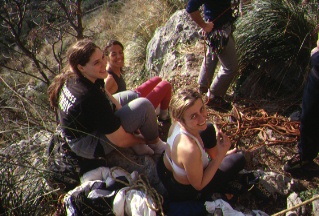 Una parte del 3° Corso,
da sinistra:
Pina, Carla ed Elena(Lalla)
in addestramento a Norma
sulle -Placche Rosse-
(48986 bytes)