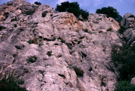 Le pareti del Castello Invisibile a Sperlonga-Rocca Scarpona