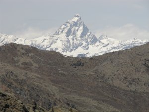 La bella silhouette del Cervino appare,
verso nord, oltre il vallone di Vercoche
(14407 bytes)