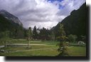 Zona di parcheggio dell’auto a Gressoney-Saint-Jean, nei pressi
del laghetto di Gover con, sullo sfondo, il panorama parziale del gruppo del Monte Rosa (19345 bytes)