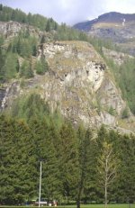 La parete di Gressoney-Saint-Jean
con la ferrata e la palestra di roccia
(11823 bytes)