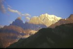 panorama sulla famosa cresta formata da
l’Aiguille Noire de Peutérey, les Dames Anglaises,
l’Aiguille Blanche de Peutérey e il Monte Bianco
(3105 bytes)