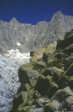 Panorama sulla parte alta del
ghiacciaio di Plampincieux e
sulle cime della Calotte di Rochefort
(3976 m, a sinistra), e sulla Punta
Margherita (4065 m, a destra)
(10059 bytes)