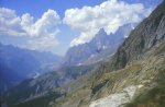 Panorama verso la Val Veny
e verso l’Aiguille Noire de Peutérey
(4684 bytes)