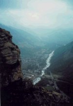 Panorama verso la Val Ferret,
risalendo il sentiero del Mont Chétif
(6300 bytes)