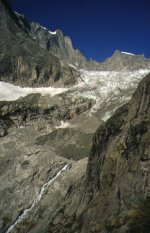 Vista dall’alto della lingua
terminale del ghiacciaio di
Triolet
(10712 bytes)