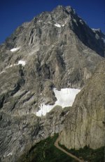 Il Mont Creuvetta (3677 m),
al di là del bacino glaciale, dal
sentiero che va a superare lo
spigolo del canale
(11090 bytes)