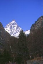 La silhouette del Cervino
vista da Antey Saint André
(6120 bytes)