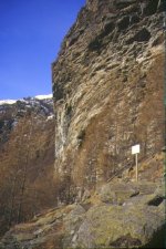 Linizio della ferrata
sulla pietraia e nei pressi
della palestra di roccia
(11245 bytes)