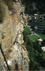 La ferrata ritorna in verticale
dopo lo spigolo, appena
terminata la cengia orizzontale
(13095 bytes)