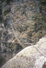 Il ponte tibetano che collega
la parte nuova della ferrata
(13185 bytes)