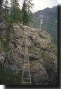 Il ponte visto sul lato
delle nuove pareti, verso le
antenne ripetitrici e la fine
del 1 tratto di ferrata
(33700 bytes)