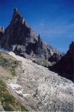 L’aguzza vetta dell’Aiguille Noire de Peutérey
e la guglia del Pic Gamba, sulla cresta sud,
sovrastano il ghiacciaio di Fréjney
(10690 bytes)