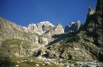 Il Vallone che porta verso il bacino
del ghiacciaio di Fréjney,
verso il rifugio Monzino, con
il Monte Bianco sullo sfondo
(5676 bytes)