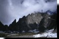Il Fauteuil des Allemands, dai pressi
del rifugio, con la vista sul Mont Rouge,
sul Col des Chasseurs, sul Pic Gamba e sulla
cresta Sud dell’Aiguille de Peutérey 
(42115 bytes)