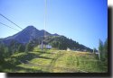 Sulla seggiovia per il lago di Chamolé,
di fronte la vetta della Testa Nera;
da notare la pista per le discese in
mountain bike
(21377 bytes)