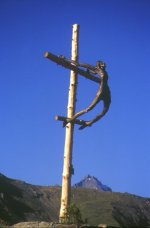 La statua in legno del Cristo,
presente all’arrivo della seggiovia
di Chamolé; sullo sfondo si nota la
vetta della Grivola emergere oltre le
creste della Conca di Pila
(5571 bytes)