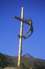 La statua in legno del Cristo,
presente all’arrivo della seggiovia
di Chamolé; sullo sfondo si nota la
vetta della Grivola emergere oltre le
creste della Conca di Pila
(5571 bytes)