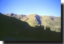 Panorama verso le creste di Pila,
viste scendendo sulla sterrata che
parte dalla stazione alta della
seggiovia di Chamolé, verso il Couis;
da sinistra si notano la Punta
di Montpers e la Piatta di Grevon
(13570 bytes)