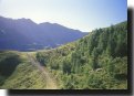 Panorama verso le creste di Pila,
viste scendendo sulla sterrata che
parte dalla stazione alta della
seggiovia di Chamolé, verso il Couis
(25505 bytes)