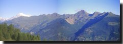 Panorama da ovest verso nord,
dal Monte Bianco al Mont Fallère
e alle Punte Chaligne sopra Aosta
(18555 bytes)