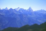 Panorama verso nord-est
dalle creste di Pila
sulle Alpi Pennine,
dove spicca il Cervino
(3157 bytes)
