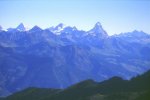 Panorama verso nord-est
dalle creste di Pila
sulle Alpi Pennine,
dove spicca il Cervino
(3157 bytes)