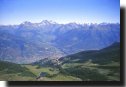 Panorama verso nord, dalla cresta
nei pressi del Couis 1°, verso Aosta
e più a Nord verso il gruppo del
Mont Vélan, del Grand Combin e sui
monti che racchiudono e sovrastano
la Valpelline
(21525 bytes)