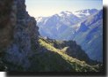 Panorama verso sud-est, sulle cime
del Gran Paradiso (Gruppo degli Apostoli),
dalla cresta nei pressi della Punta di Montpers,
durante il suo aggiramento, dove si trovano le
prime protezioni con cavi d’acciaio
(22757 bytes)