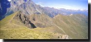 Sequenza di vette già superate
lungo la cresta oltre il Colle di
Chasèche, verso ovest: Punta di
Chasèche, Punta di Montpers,
Piatta di Grevon e Couis
(33166 bytes)