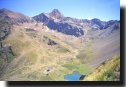 Ultimo panorama sul Vallone
d’Arbole. Da sinistra si notano:
l’Emilius, la Punta Valaisan, la
la Punta Garin e la sua lunga
cresta d’Arpisson
(28405 bytes)