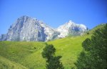 Panorama sul Corno Grande
(Vetta Orientale), sul Vallone
delle Cornacchie e sul Corno
Piccolo, salendo lungo la
cresta dell’Arapietra
(4406 bytes)