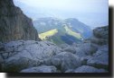 Panorama sul Vallone
delle Cornacchie e sulla
cresta dell’Arapietra
dai pressi della Sella dei
Due Corni
(23551 bytes)