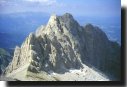 Panorama sul gruppo del
Corno Piccolo, con la Sella
dei Due Corni e le pareti dei
versanti ovest, sud e est,
dal Passo del Cannone
(37222 bytes)